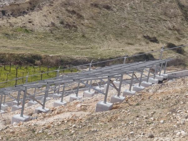 Frames on footings along the slope