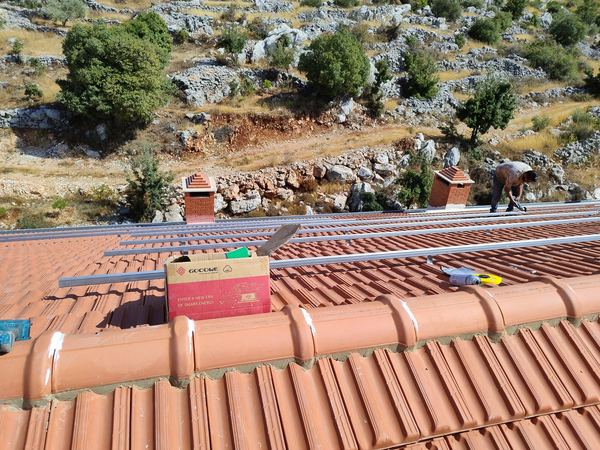 Fixing the mounting rails on the roof