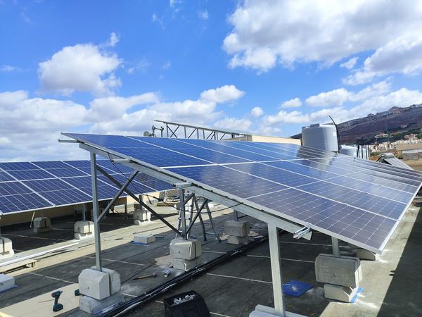 Rooftop array on ballasted frames